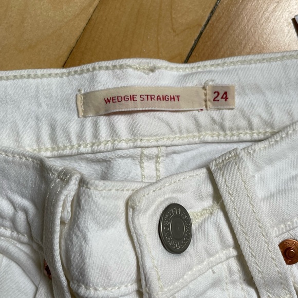 Levi’s Wedgie fit white jeans. - Picture 2 of 3